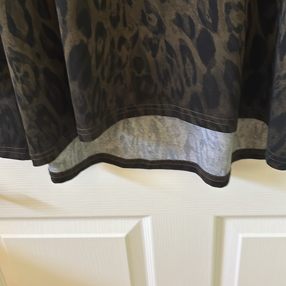 Hi lo animal print Linea blouse - Picture 4 of 5